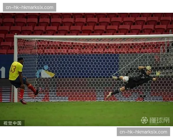 场上特写：维拉门将马丁内斯神勇扑出点球后激动捶地