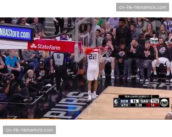 镜头捕捉：看台上南特小球迷为对手的精彩扑救鼓掌