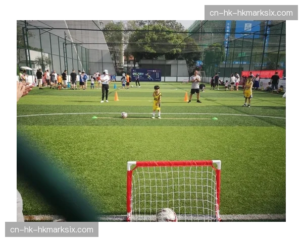 成都凤凰山足球场周边社区联赛火热，带动市民健身潮